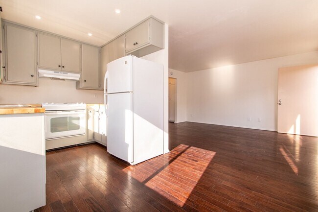 Building Photo - Blocks From the Ocean, Refreshed 1bd / 1ba in Pacific Beach!