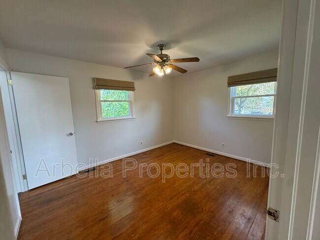 Building Photo - 1713 Seward Dr