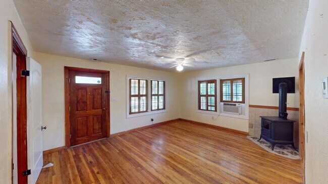 Building Photo - 605 Encino St