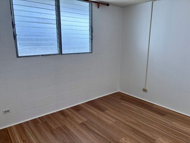 Building Photo - Available Now : 1 bedroom, 1 bath with 1 assigned parking stall in Summer Ville
