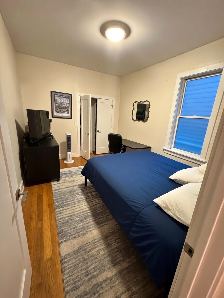 Building Photo - 3114 N Southport Ave