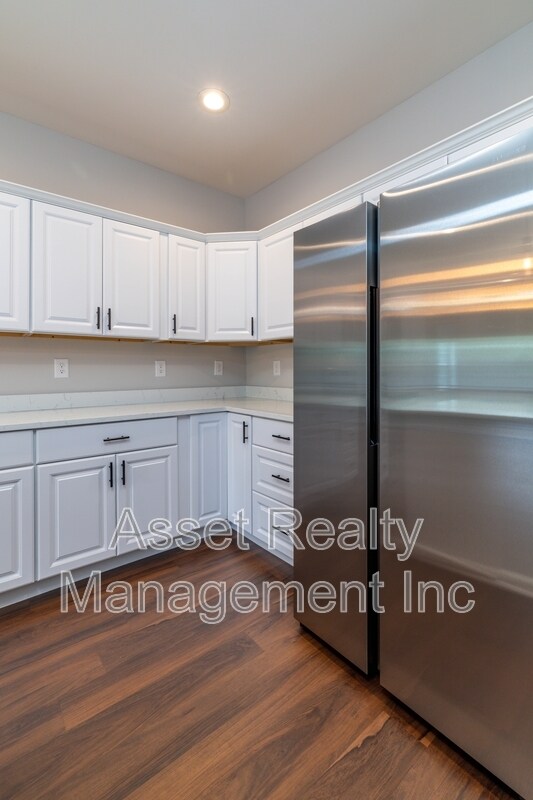 Building Photo - 619 Midlake Dr NE