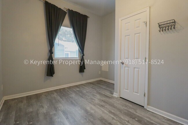 Building Photo - 1324 N Cheyenne Ave