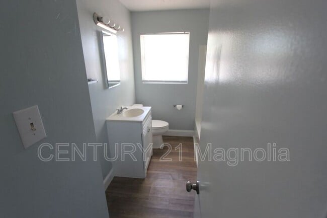 Building Photo - 2071 Fernwood Cir