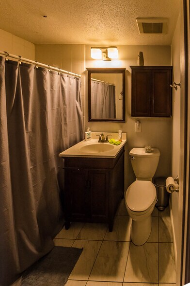 Building Photo - 172 River St