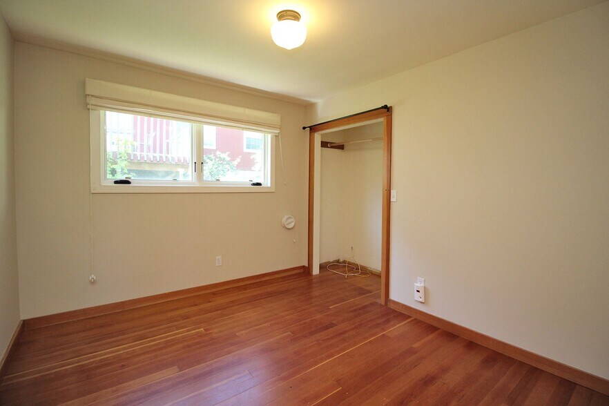 Building Photo - 9233 SW Brier Pl