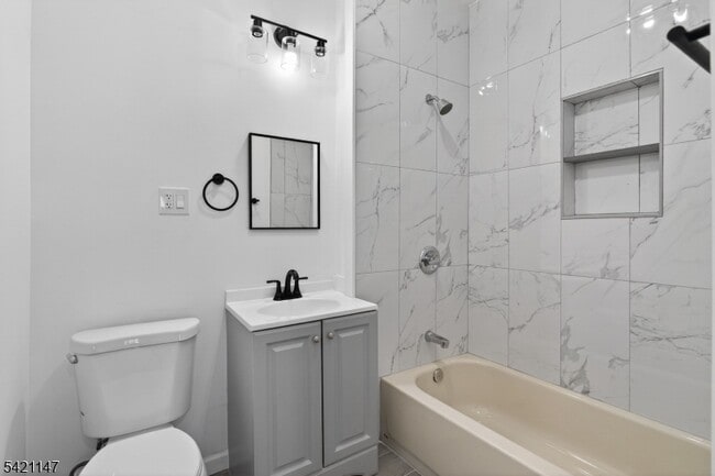 Building Photo - 378 Grand St