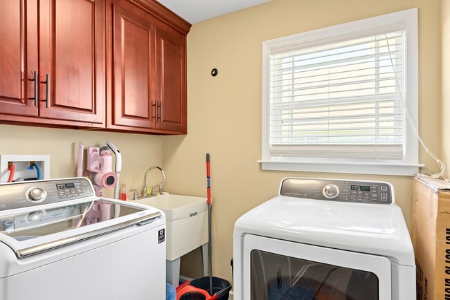 Building Photo - 304 Squirrel Hollow