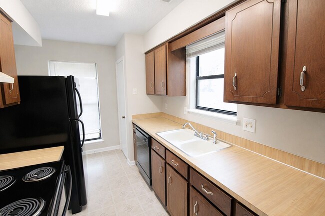 Building Photo - 2 Bedroom Ranch Home W/ Fenced In back yard