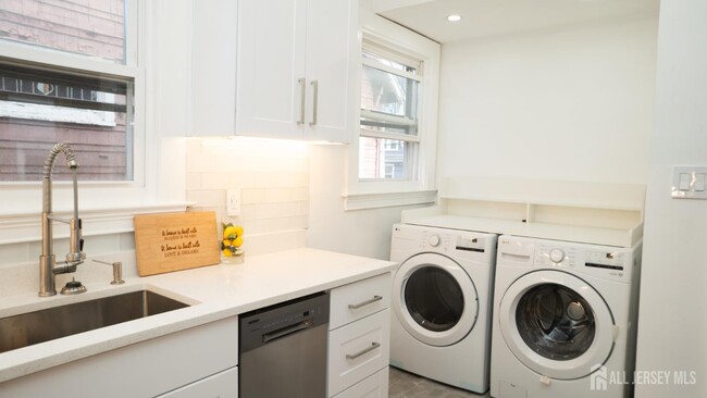 Building Photo - 65 Poe Ave