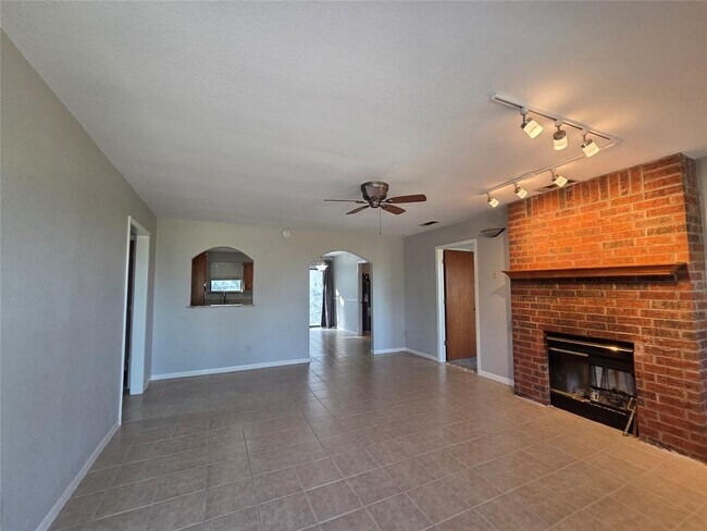 Building Photo - 21600 Long Hill Dr