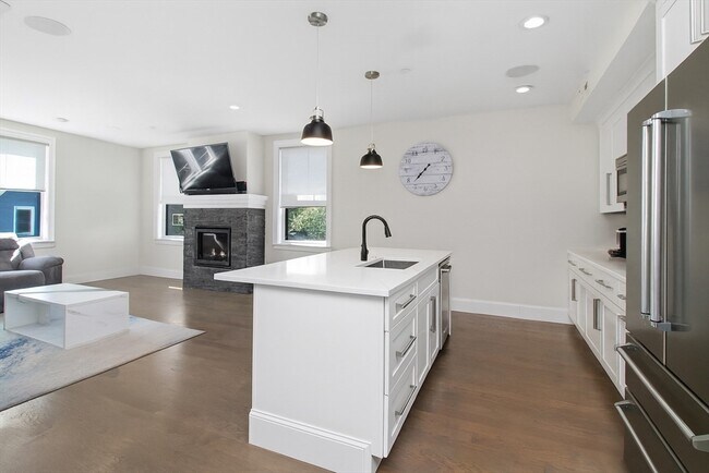 Building Photo - 2 Elm St