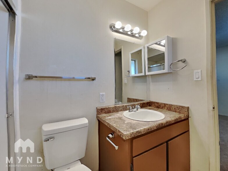 Building Photo - 644 S Hill