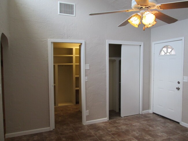 Building Photo - Four Beds in the Foothills