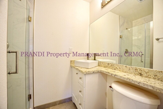 Building Photo - Top Floor Corner Unit with Mountain and Ba...