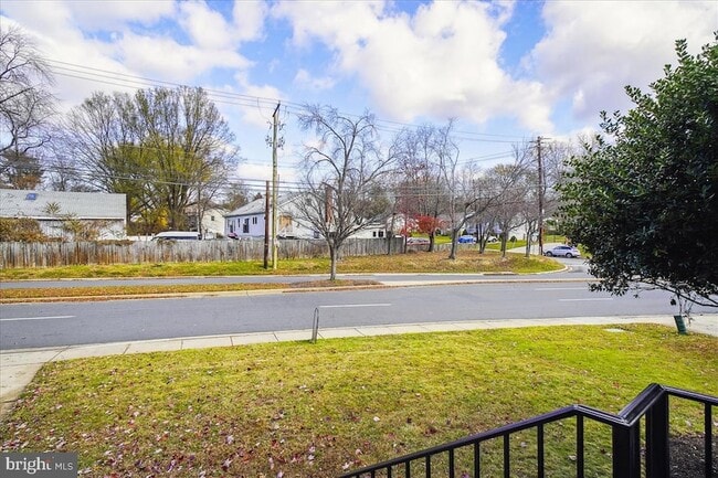 Building Photo - 102 W Deer Park Rd