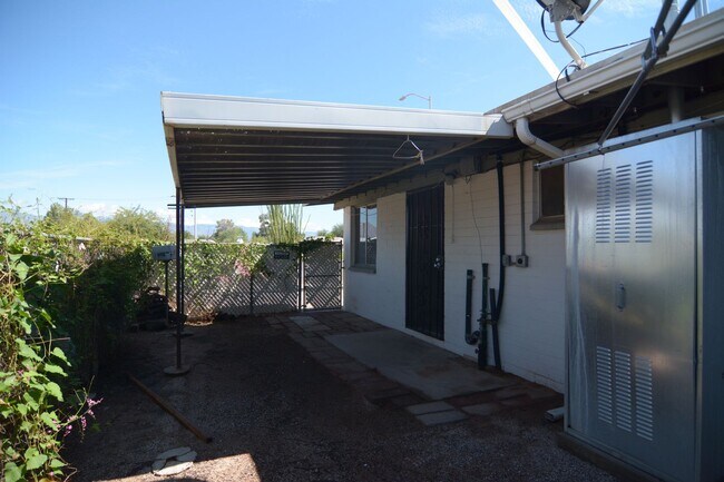 Building Photo - 1518 S Tucson Blvd
