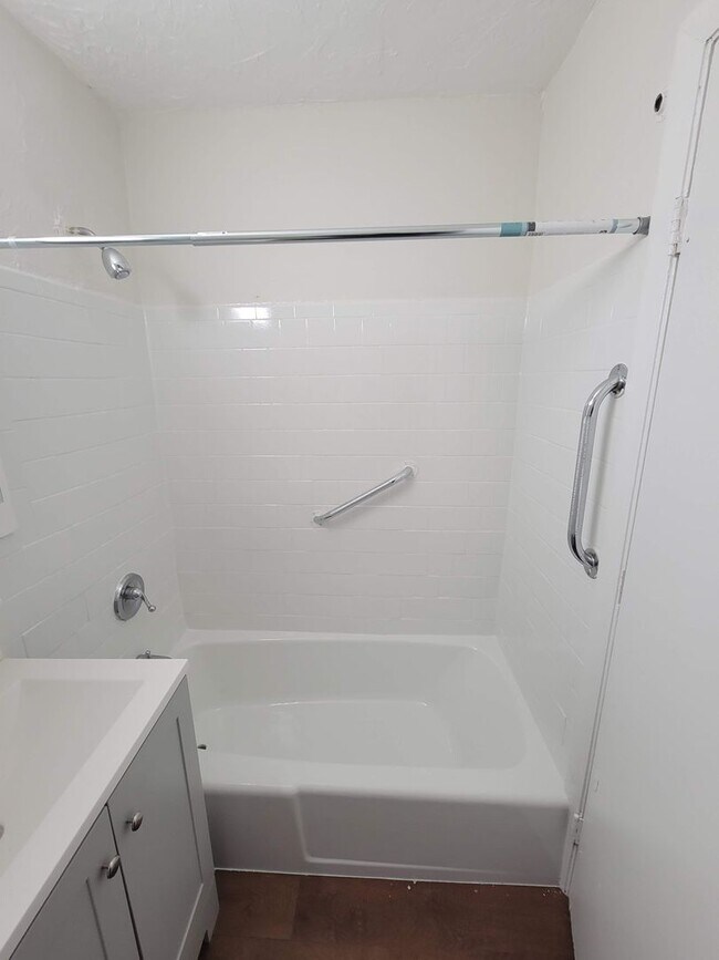 Interior Photo - 80 Hiawatha