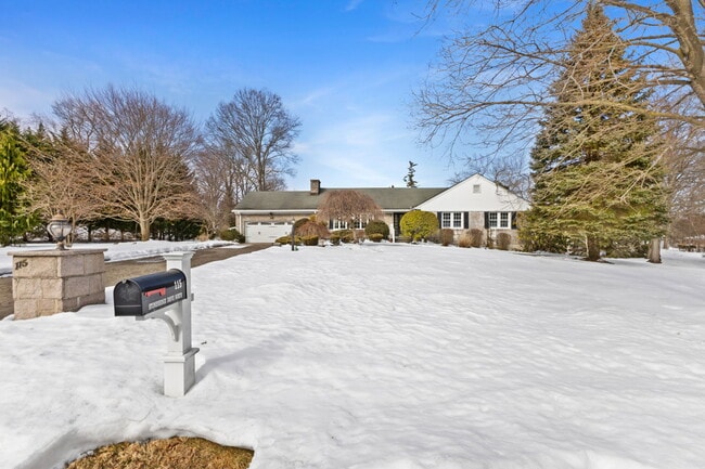 Building Photo - 115 Stonehedge Dr N