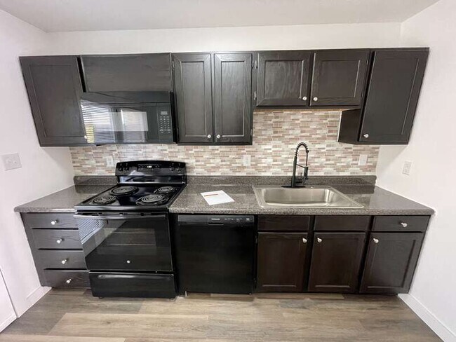 Building Photo - 1642 Hillwood Dr