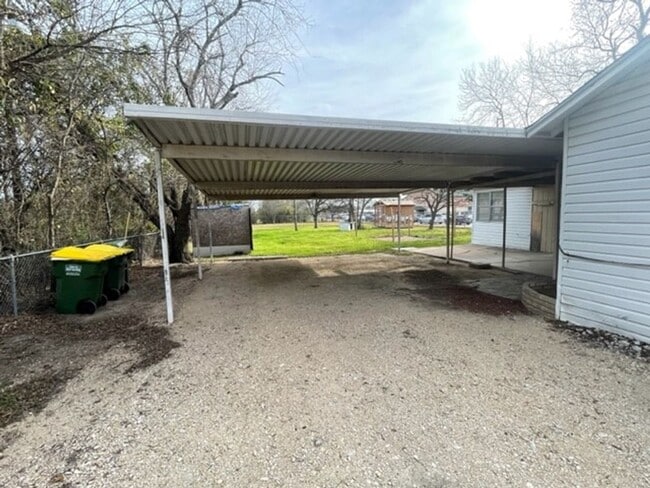 Building Photo - Updated La Vega ISD Home