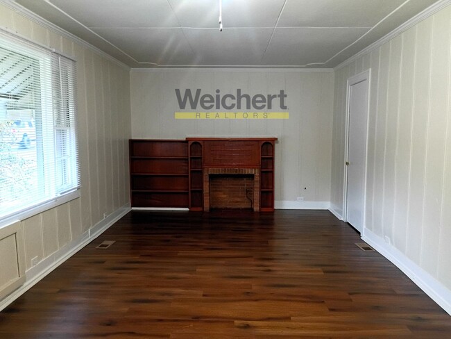 Building Photo - Charming 2BR/1BA Home with Spacious Backyard