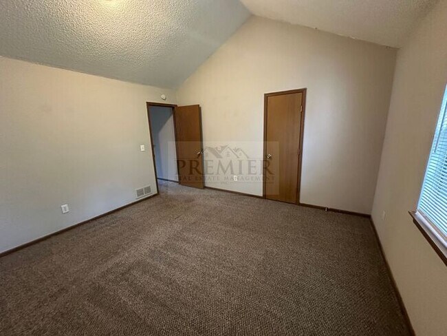 Building Photo - Spacious 2 bd/1.5 bath TH -Ready to call h...