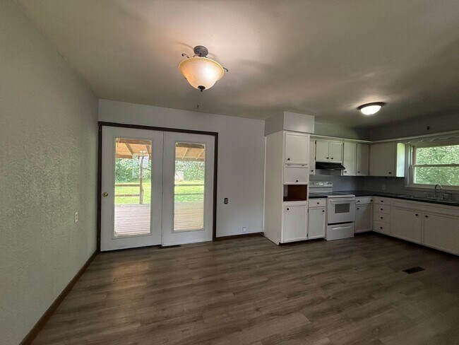 Building Photo - Cute 2 Bedroom 1 Bath with bonus room!