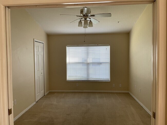 Building Photo - 3 Bedroom, 2 Bath Available Now in Beautif...