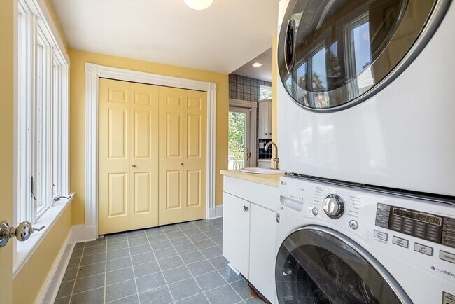 Building Photo - 68 Elm St