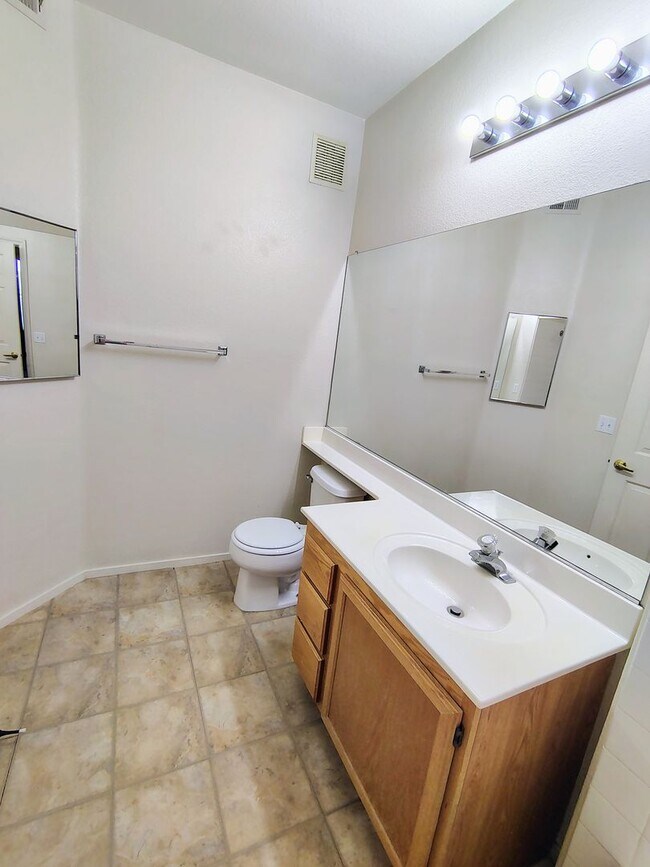 Building Photo - Henderson - 2 bedroom / 2 bath condo