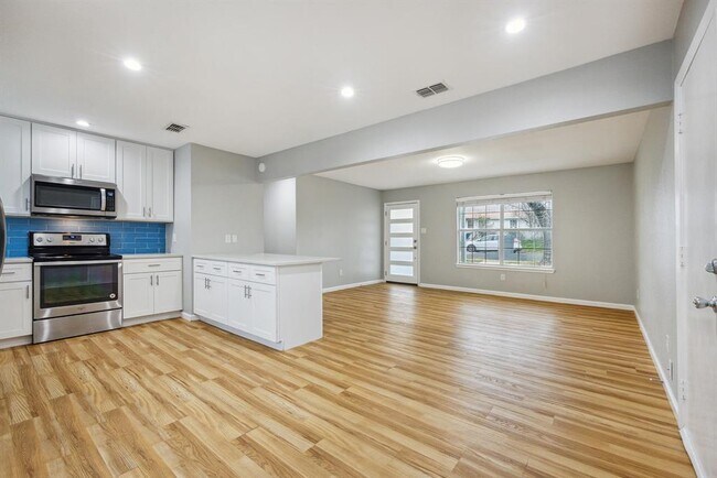 Building Photo - 1111 Lawson Ln