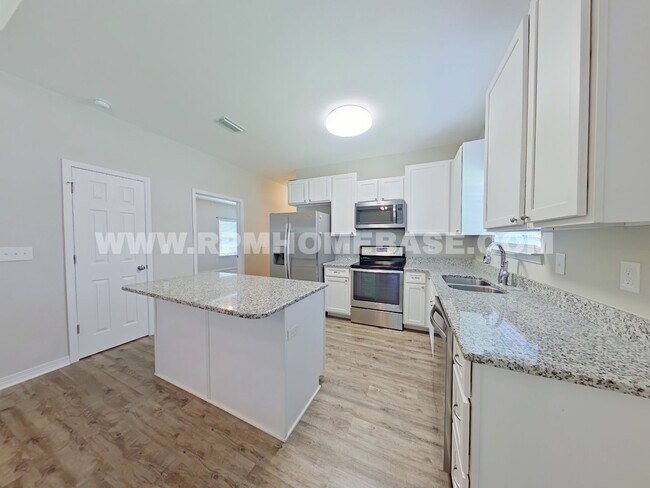 Building Photo - 498 Lakeview St