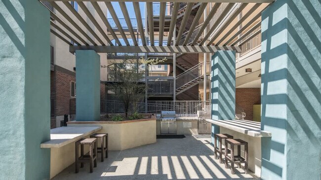 Building Photo - 1260 E University Dr