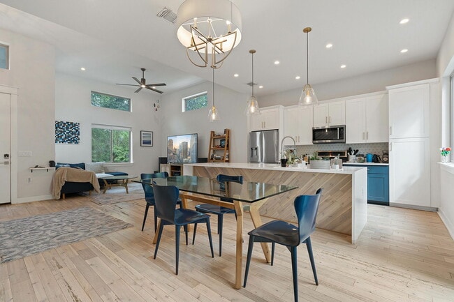 Building Photo - 2711 Willow St