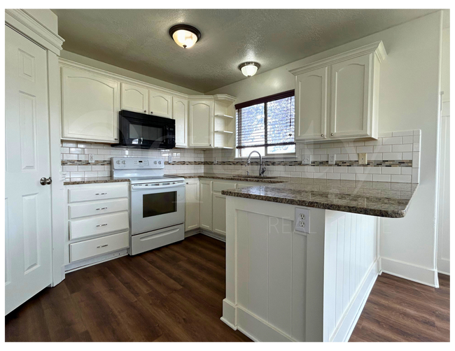 Building Photo - 8045 N Plum Creek Dr
