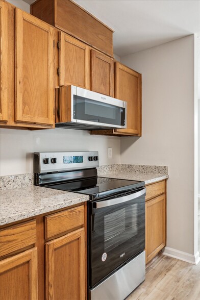 Brand new stainless steel oven & microwave - 5369 Gardner Ct