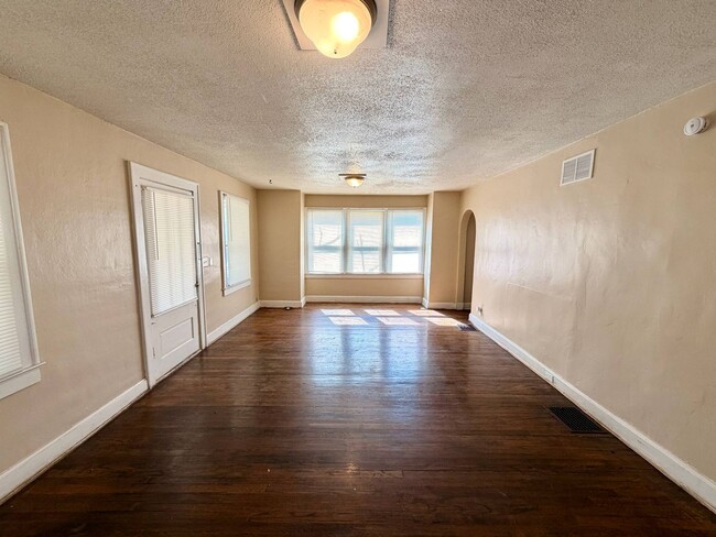 Building Photo - 210 N Ash Ave