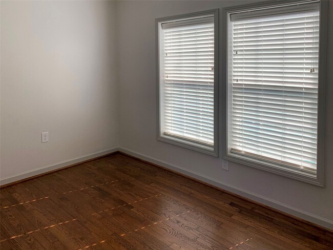 Building Photo - 1912 Sul Ross St