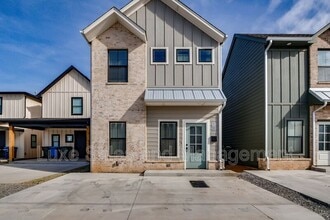 Building Photo - 618 W 2nd St