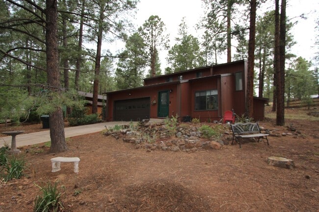 Building Photo - LEASE PENDING! Modern 2-Level Home in Univ...