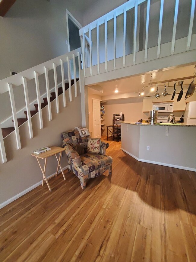 Building Photo - 2B/2B Updated Condo with Loft in the Seaso...