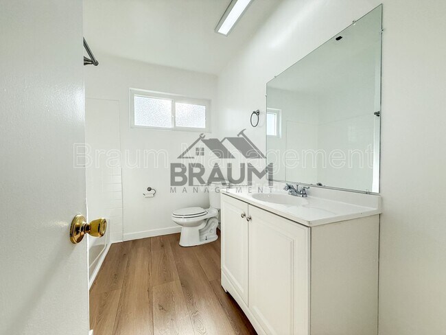 Building Photo - 6039 Whitsett Ave