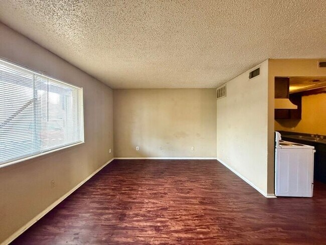 Building Photo - Tour Today! 1 Bed 1 Bath Apartment Near Downtown Tyler!