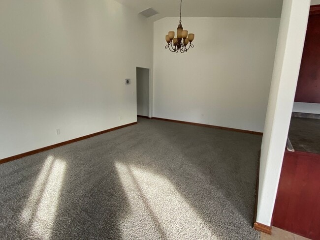 Building Photo - Spacious 2500 sq ft Apartment with Breathtaking Views!!