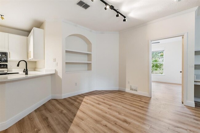 Building Photo - 10108 Courtney Oaks Cir