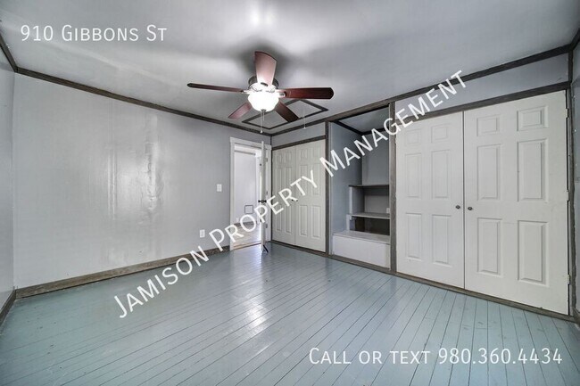 Building Photo - 910 Gibbons St