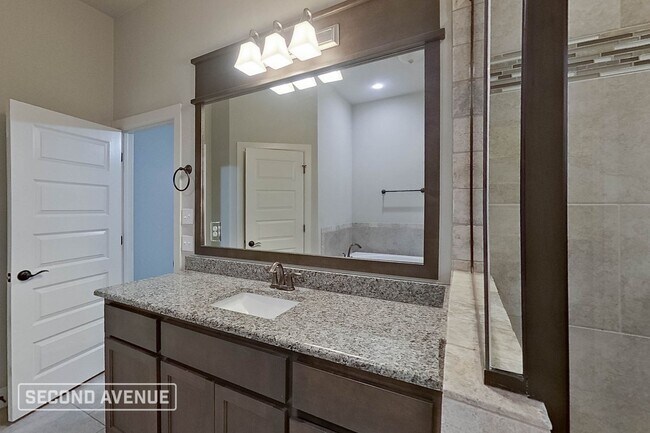 Building Photo - LIMITED TIME: $998 off second month’s rent...
