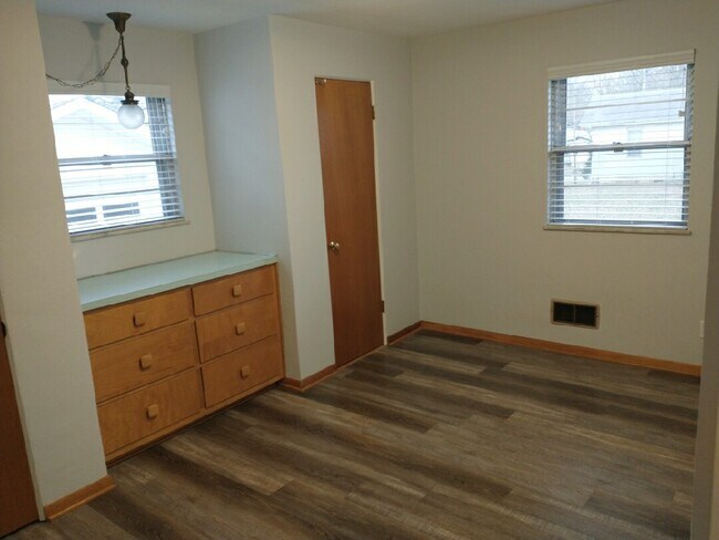 Building Photo - 707 Brackett St