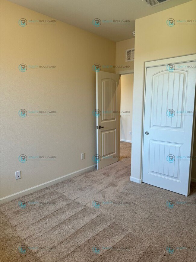 Building Photo - 3-Bedroom 2.5 Bathroom 2 car garage Condo in Carson City